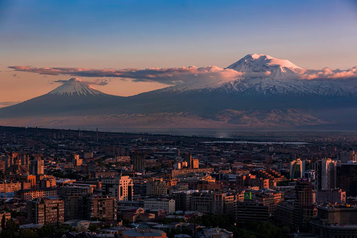 Размещение «Red Yerevan» — 1 · Ереван Размещение «Red Yerevan» — 1 · Ереван